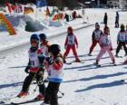 Типичная сцена зима с детьми на лыжах в горах
